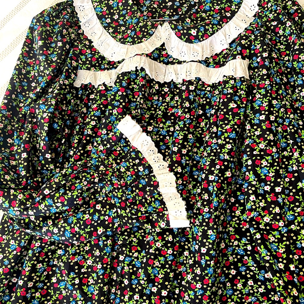 Doen floral blouse size M EUC